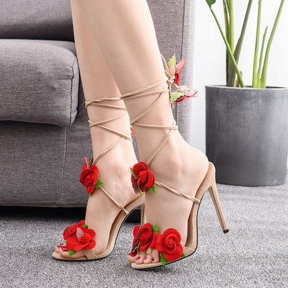 Correas sexys y lindas en tacones altos de talla grande