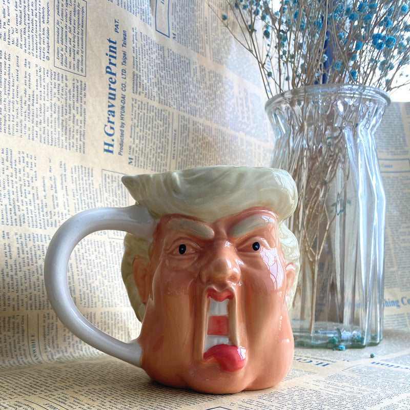 Taza divertida de Trump con escultura de arena de oficina