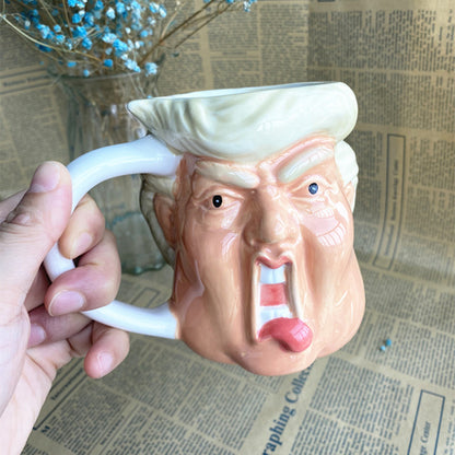 Taza divertida de Trump con escultura de arena de oficina