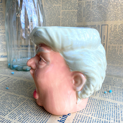 Taza divertida de Trump con escultura de arena de oficina