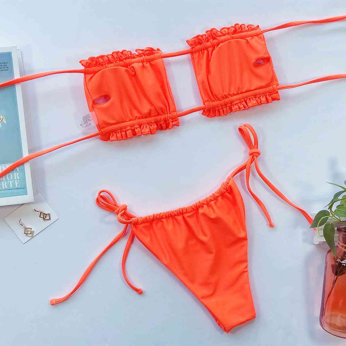 Conjunto de bikini fruncido con ribete de volantes