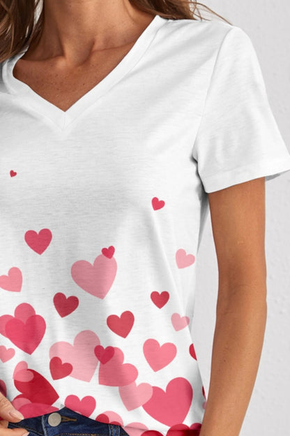 Camiseta de manga corta con cuello en V y corazón