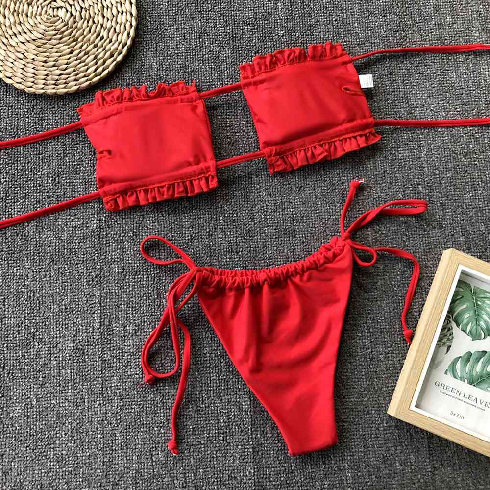 Conjunto de bikini fruncido con ribete de volantes