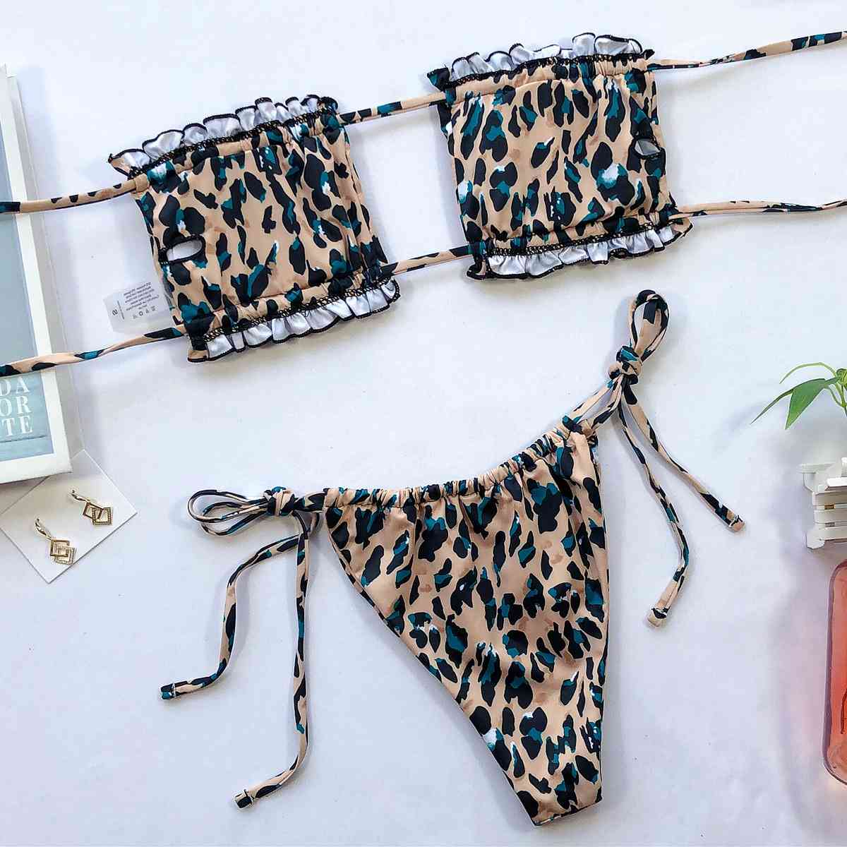 Conjunto de bikini fruncido con ribete de volantes