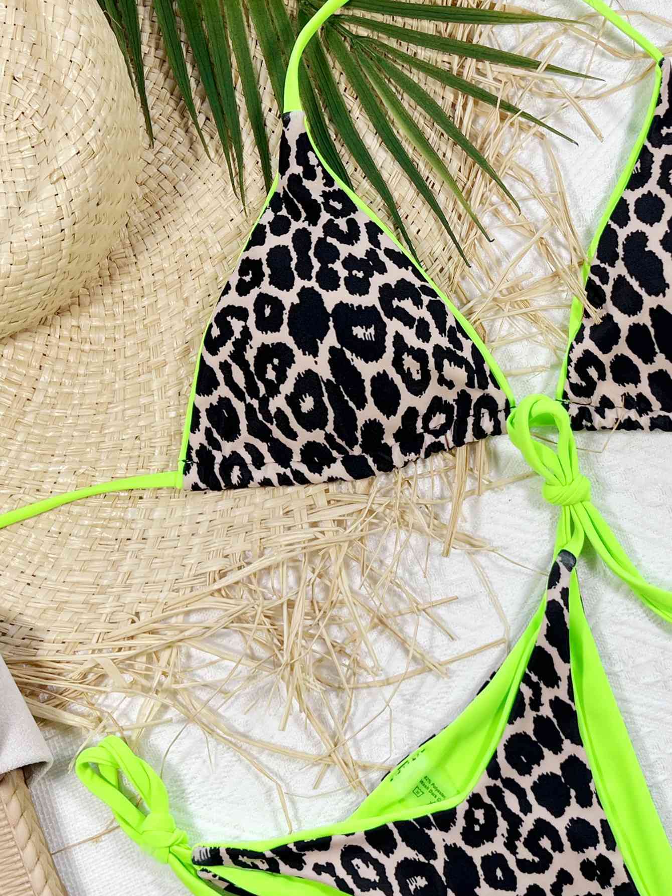 Conjunto de bikini con estampado de leopardo y cuello halter con lazo lateral